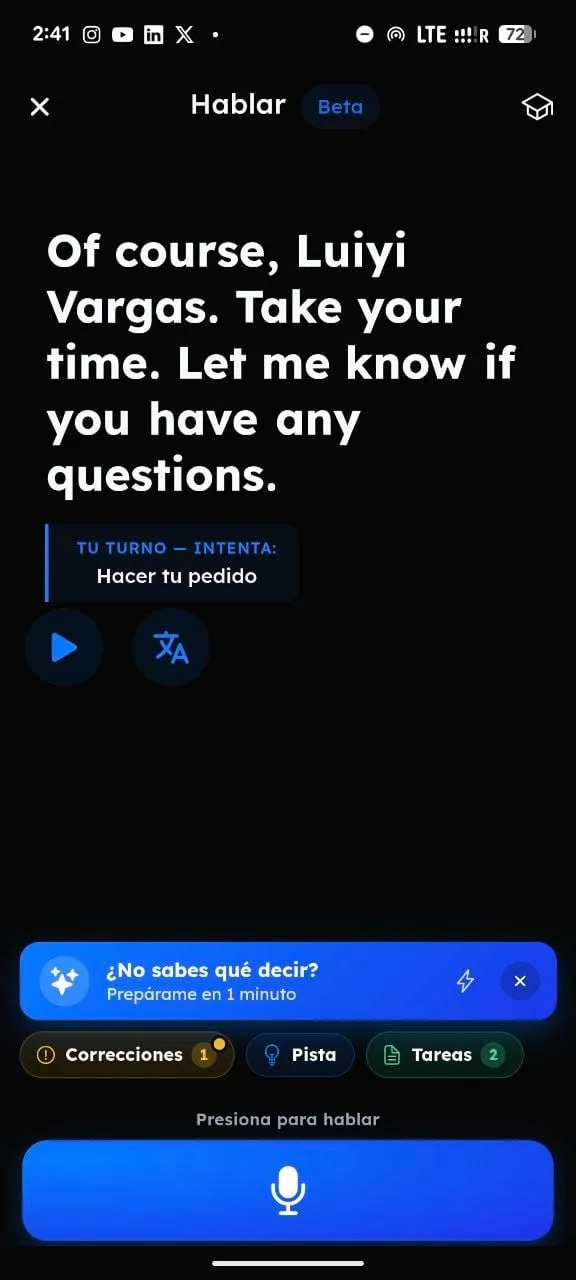 Conversación en curso: el interlocutor responde por voz, se sugiere el turno del usuario —hacer el pedido— y un atajo prepara el vocabulario en un minuto si no sabes qué decir.