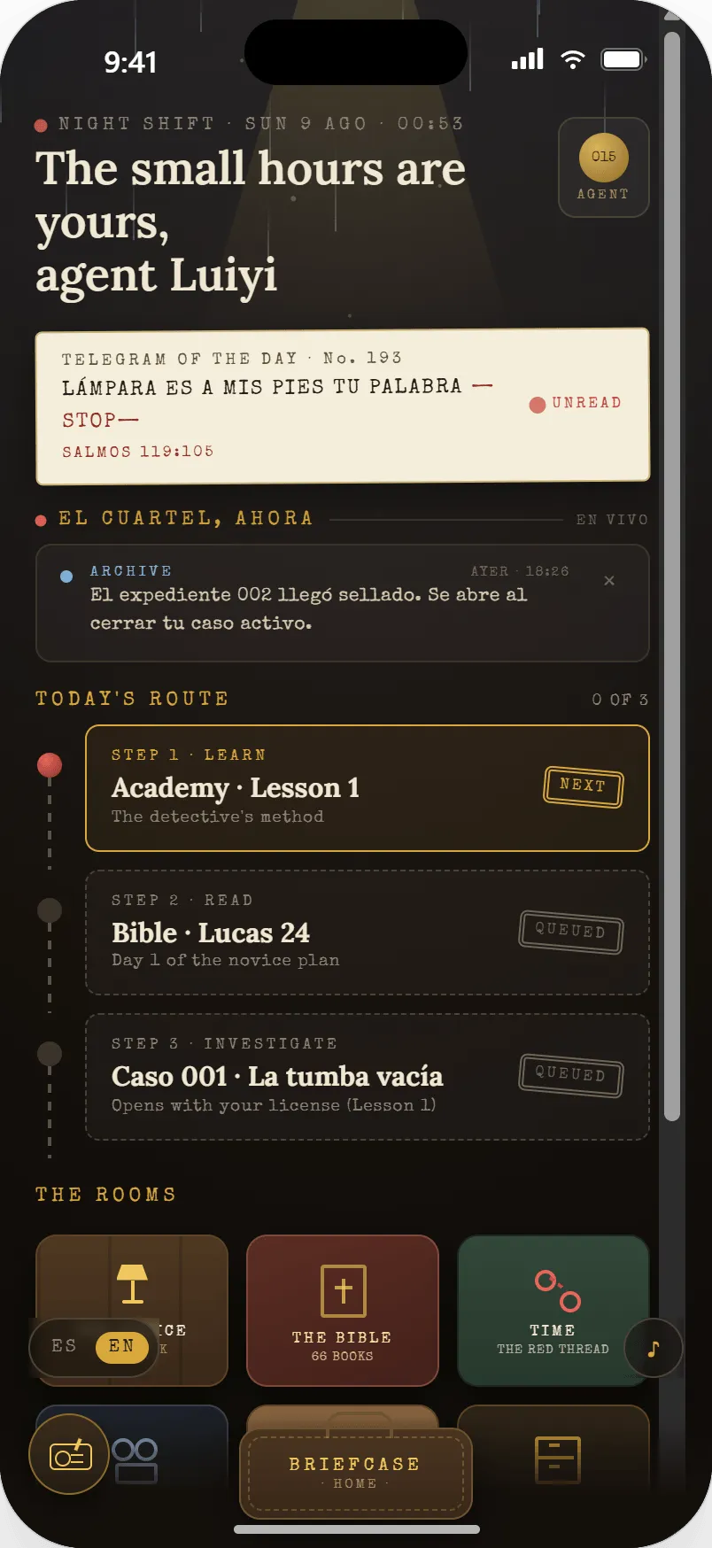 Cuartel General en el móvil: «The small hours are yours, agent Luiyi», telegrama del día sin leer con Salmos 119:105, un aviso descartable del archivo y la ruta de tres pasos —lección, lectura de Lucas 24 y el caso 001, La tumba vacía.