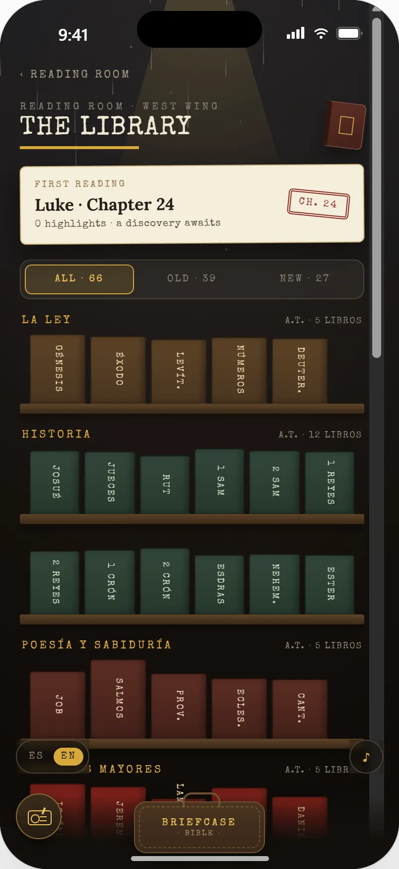La Biblioteca: los 66 libros como volúmenes en estanterías agrupados en La Ley, Historia y Poesía y sabiduría, con la primera lectura —Lucas 24— destacada arriba y filtros de todo, Antiguo y Nuevo Testamento.