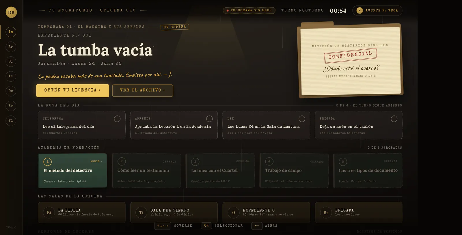 Modo TV: el escritorio del agente en la oficina 015 con el expediente 001 «La tumba vacía», la ruta del día, las cinco lecciones de la Academia de Formación y las salas de la oficina, navegable con flechas y OK.